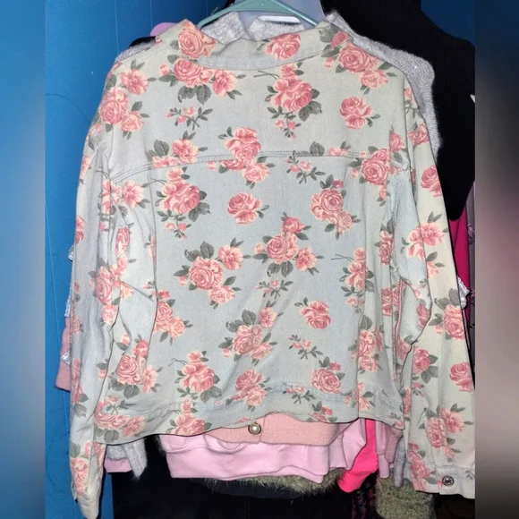 Fancy Floral Denim Jacket NWOT Size Large - Picture 5 of 6